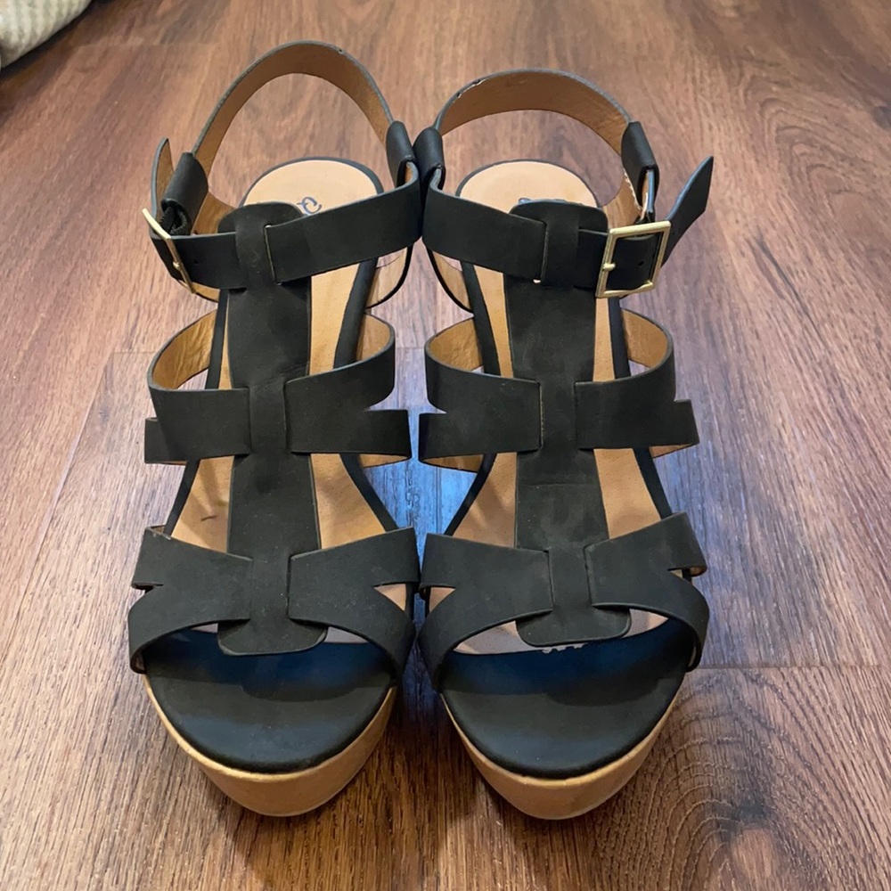 Black wedges